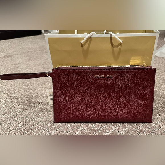 Micheal kors wristlet - Picture 1 of 3